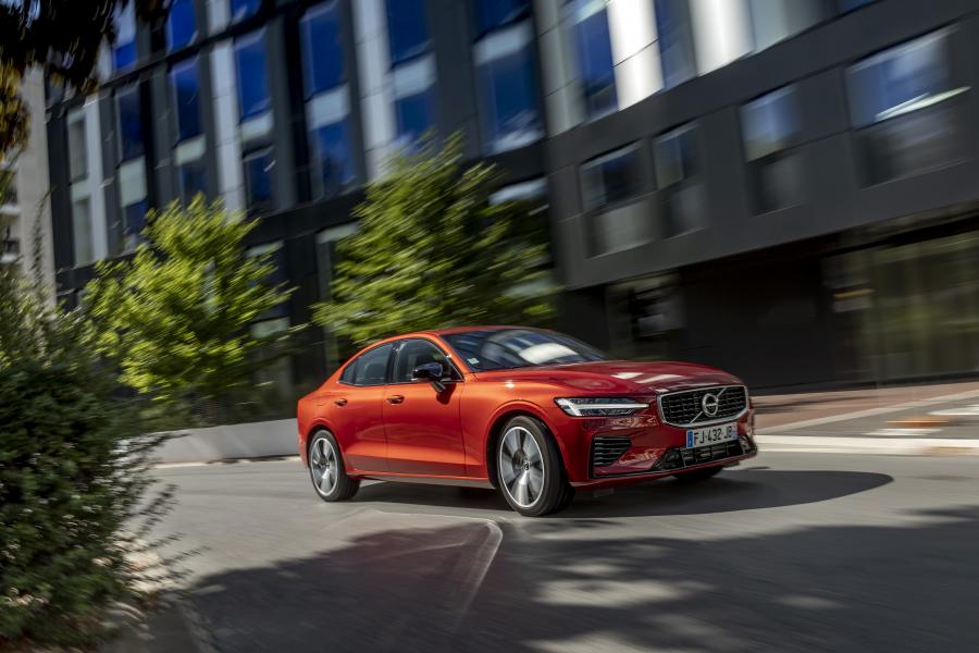  Volvo S60 T8 R-Design 2018 года  (WW) (фото 1 из 40)